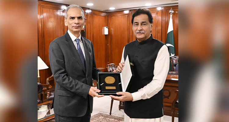 The Speaker National Assembly Mr. Ayaz Sadiq presenting a souvenir to the Wafaqi Mohtasib Mr. Naveed Kamran Baloch, who paid a courtesy call on him at the Parliament House on 02-04-2026.