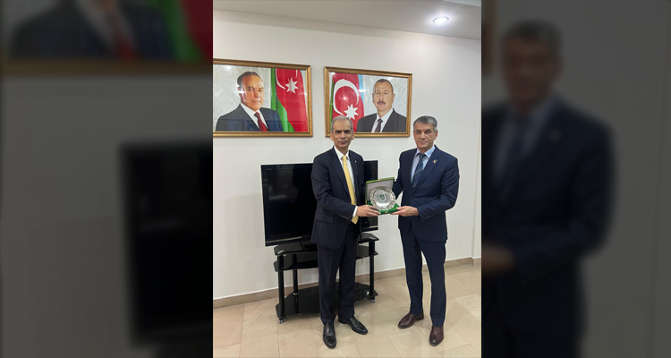 The Wafaqi Mohtasib (Federal Ombudsman), Mr. Naveed Kamran Baloch presenting a souvenir to Ambassador of the Republic of Azerbaijan, H.E .Mr. Irfan Davudov, in Islamabad on 24 September 2026.