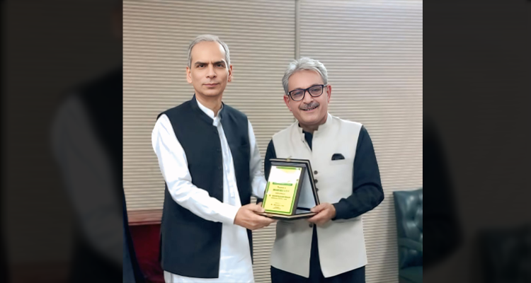KPK Ombudsman Mr. Mutahir Zeb presenting a shield to the Federal Ombudsman, Mr. Naveed Kamran Baloch on the eve of his visit to the latter’s office in Peshawar on 12.05.2026.