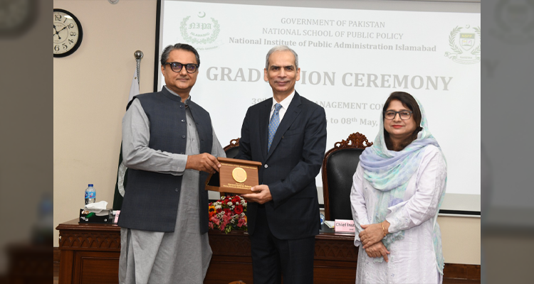 Director General NIPA, Islamabad presenting a shield to the Federal Ombudsman, Mr. Naveed Kamran Baloch on the eve of his visit to NIPA, Islamabad on 08.05.2026.