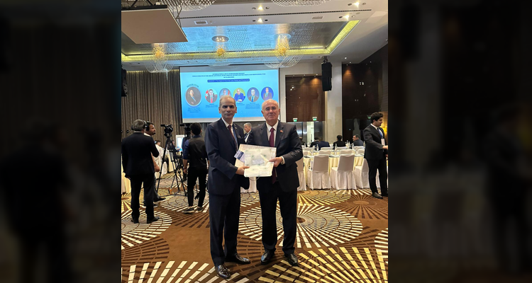 The Wafaqi Mohtasib, Mr. Naveed Kamran Baloch presenting a souvenir to Chief Ombudsman of Türkiye, Mr. Mehmet Akarca on the eve of International Baku Ombudsmen Summit held in Baku (Azerbaijan) on 18-19 June, 2026.