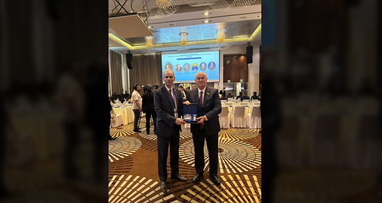 Chief Ombudsman of Türkiye, Mr. Mehmet Akarca presenting a souvenir to the Wafaqi Mohtasib, Mr. Naveed Kamran Baloch on the eve of International Baku Ombudsmen Summit held in Baku (Azerbaijan) on 18-19 June, 2026.