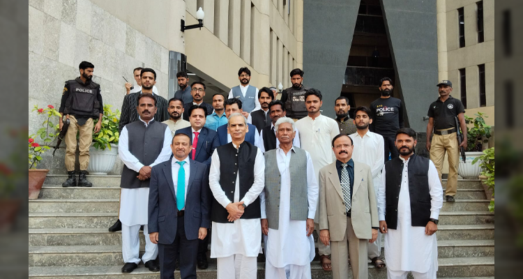 A group photograph of Wafaqi Mohtasib Mr. Naveed Kamran Baloch with the Regional Head and office bearers of the RO Hyderabad on 25.03.2026.