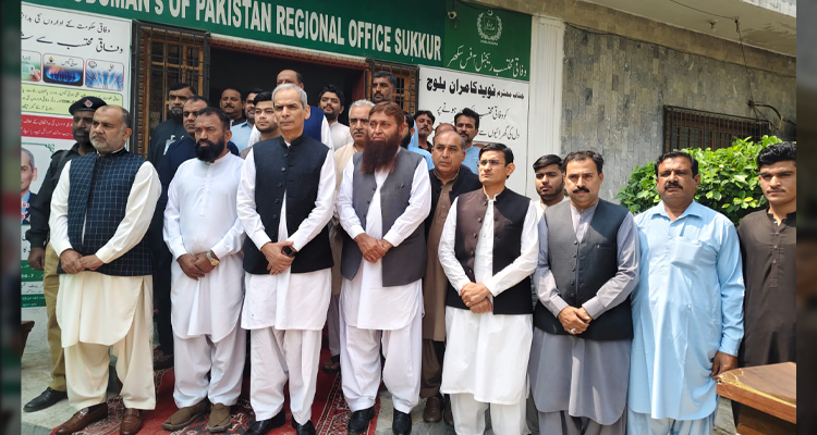 A group photograph of Wafaqi Mohtasib Mr. Naveed Kamran Baloch with the Officers and Staff of the RO Sukkur on 19.03.2026.