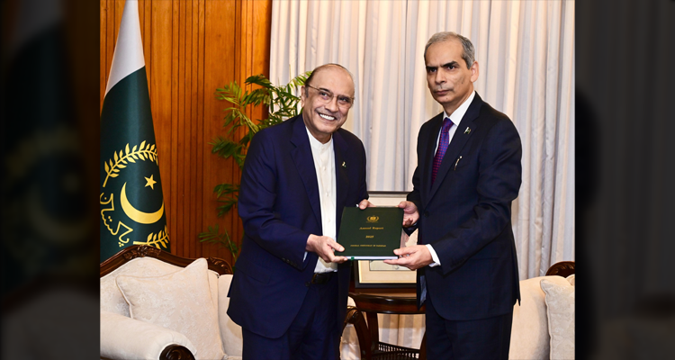 The Wafaqi Mohtasib (Federal Ombudsman), Mr. Naveed Kamran Baloch presenting a copy of the Annual Report 2025 to the President, Mr. Asif Ali Zardari at the Aiwan-e-Sadr in Islamabad on October 8,2026.