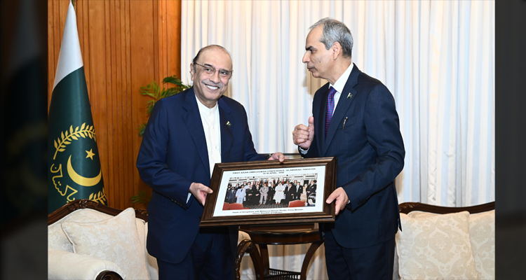 The Wafaqi Mohtasib (Federal Ombudsman), Mr. Naveed Kamran Baloch, presenting a souvenir to the President Mr. Asif Ali Zardari at the Aiwan-e-Sadr Islamabad on 08 October, 2026.