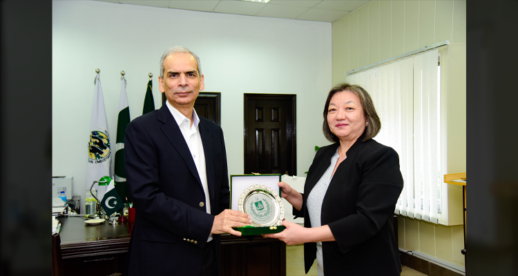Federal Ombudsman, Mr. Naveed Kamran Baloch presenting a souvenir to Ms. Boloramaa Amgaabazar, Country Director, World Bank, who called on him in his Office at Islamabad on 09 September 2026.