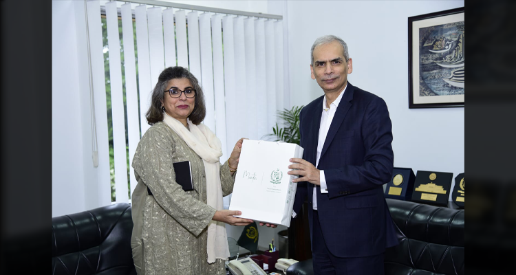 Wafaqi Mohtasib, Mr. Naveed Kamran Baloch presenting a souvenir to Foreign Secretary, Ms. Amna Baloch who called on him in his office, Islamabad on 04.06.2026.