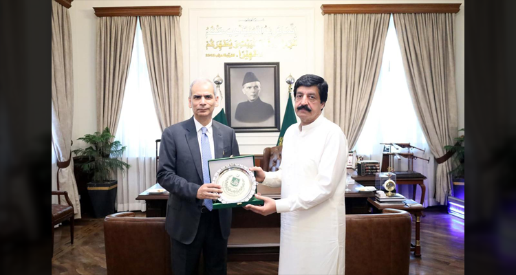 Governor Punjab, Sardar Saleem Haider Khan presenting a shield to the Wafaqi Mohtasib, Mr. Naveed Kamran Baloch, who called on him in Lahore on 09.06.2026