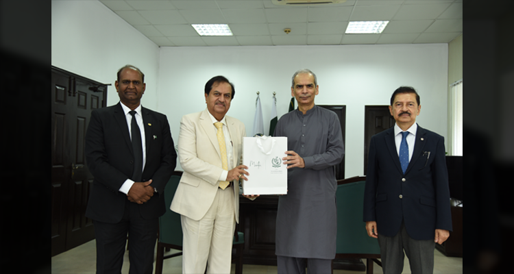 The Wafaqi Mohtasib, Mr. Naveed Kamran Baloch presenting a souvenir to Insurance Mohtasib, Syed Mumtaz Ali Shah, who called on him in his office on 16.07.2026.