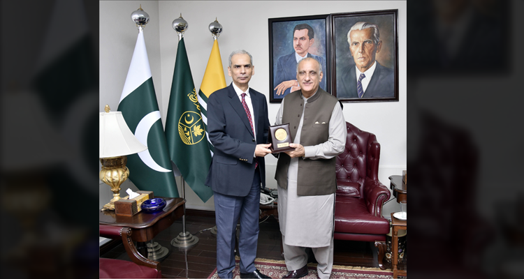 AJ&K President, Dr. Muhammad Najeeb Khan presenting a shield to the Wafaqi Mohtasib (Federal Ombudsman), Mr. Naveed Kamran Baloch, who called on him in Islamabad on 14-10-2026.