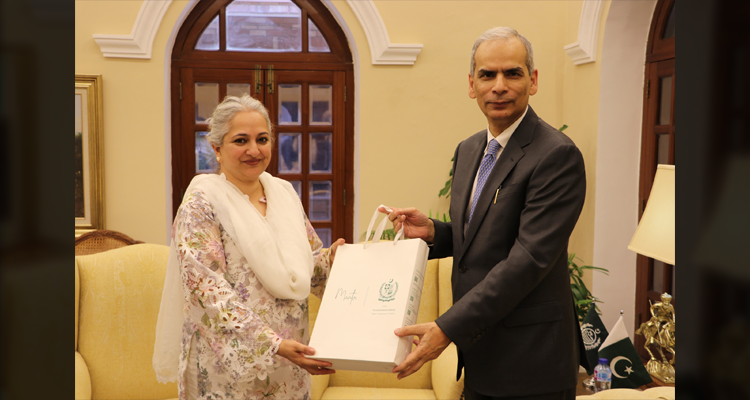 Wafaqi Mohtasib, Mr. Naveed Kamran Baloch presenting a souvenir to Ms. Ayesha Hamid, Ombudsperson of the Punjab in Lahore on 09.06.2026.