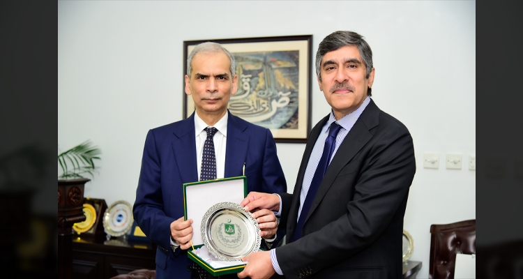 Wafaqi Mohtasib, Mr. Naveed Kamran Baloch presenting a shield to the Managing Director, SNGPL, Mr. Amir Tufail in Islamabad on 19-10-2026.