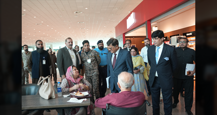 Wafaqi Mohtasib’s Inspection Team interacting with the passengers during its visit to Islamabad Airport.